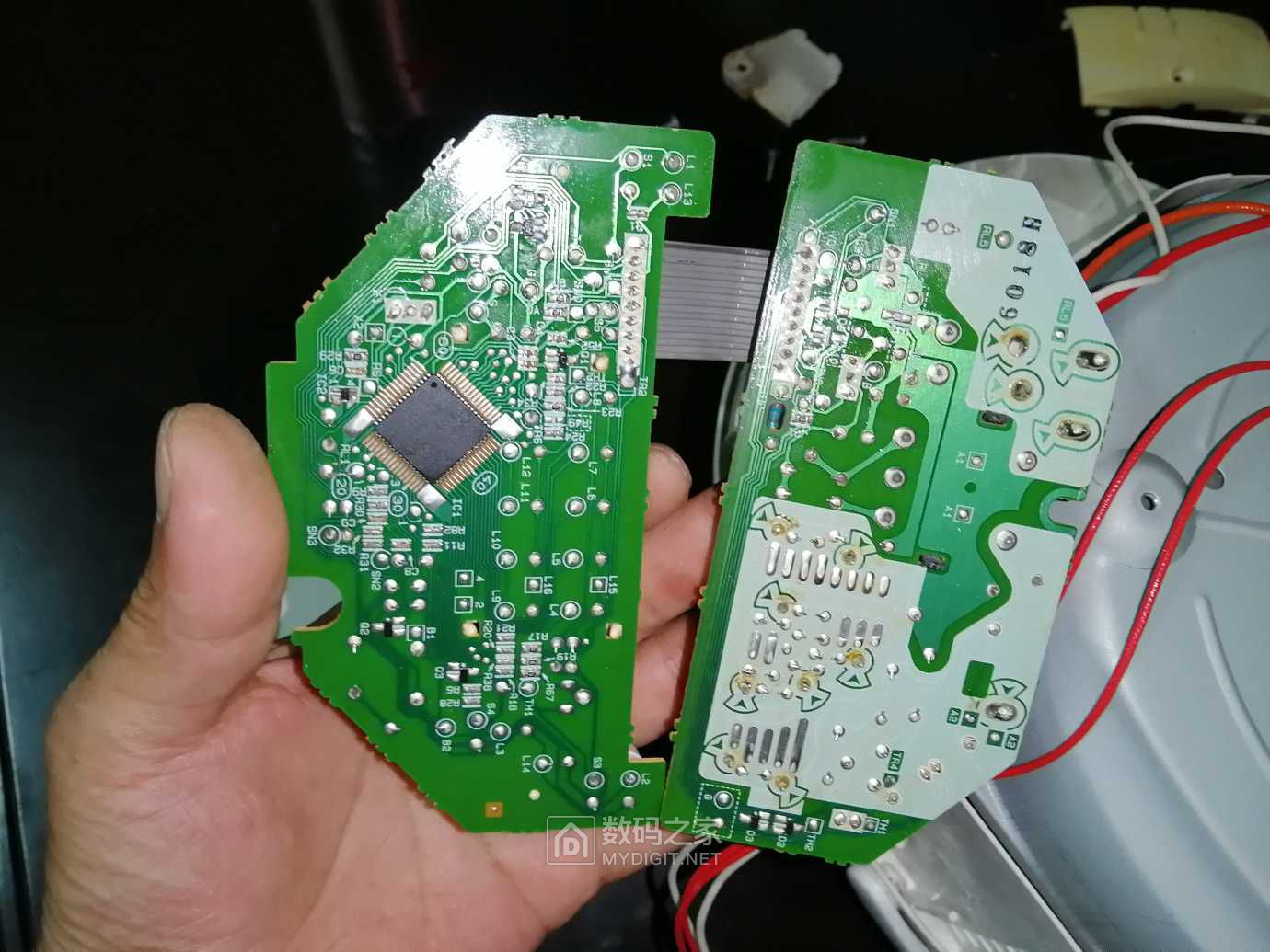 控制板由二块板一块是输入底压。一块输出高压。做工用料都是很好的。