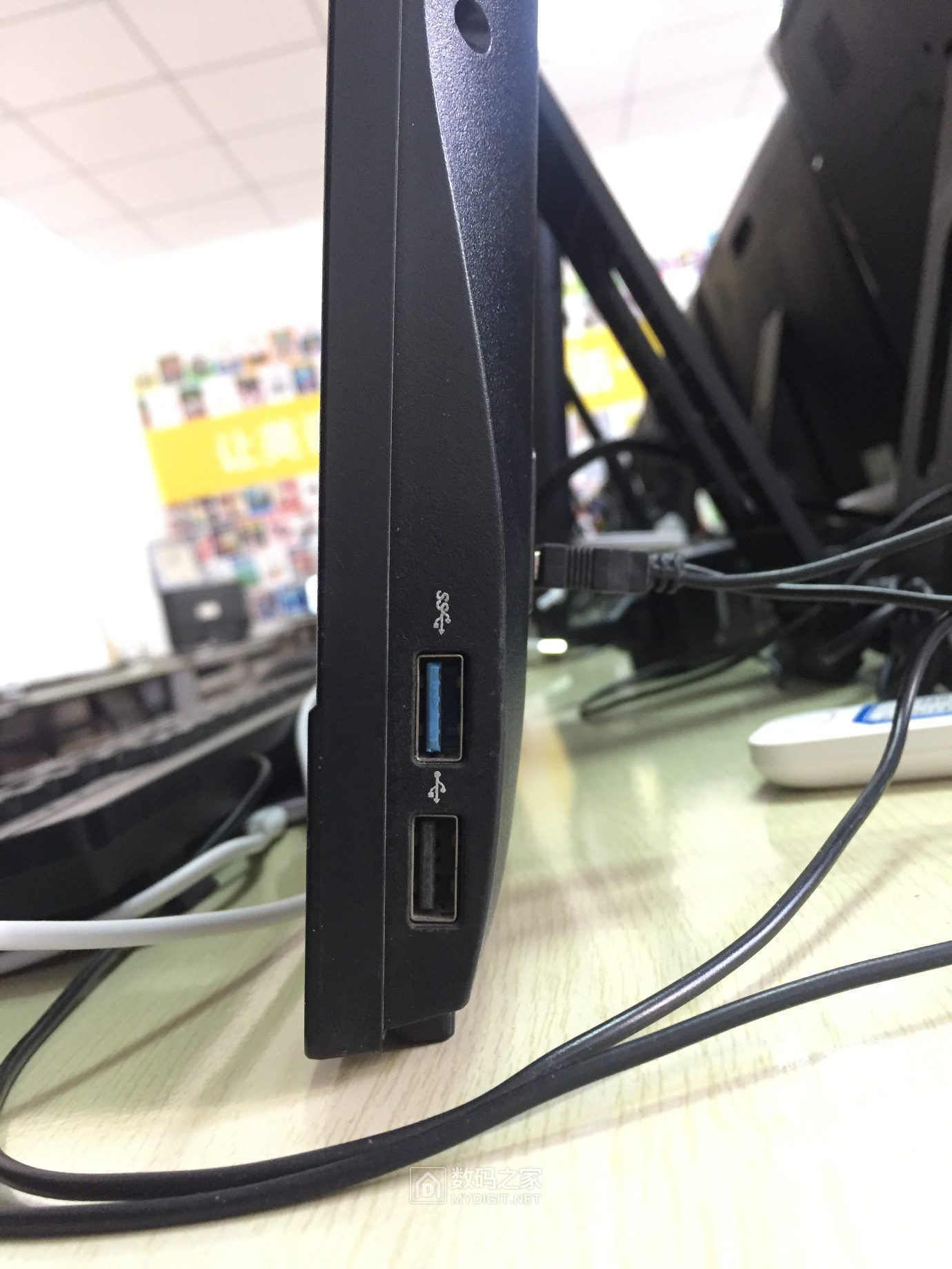 3侧面天体战士usb3.0接口.jpg