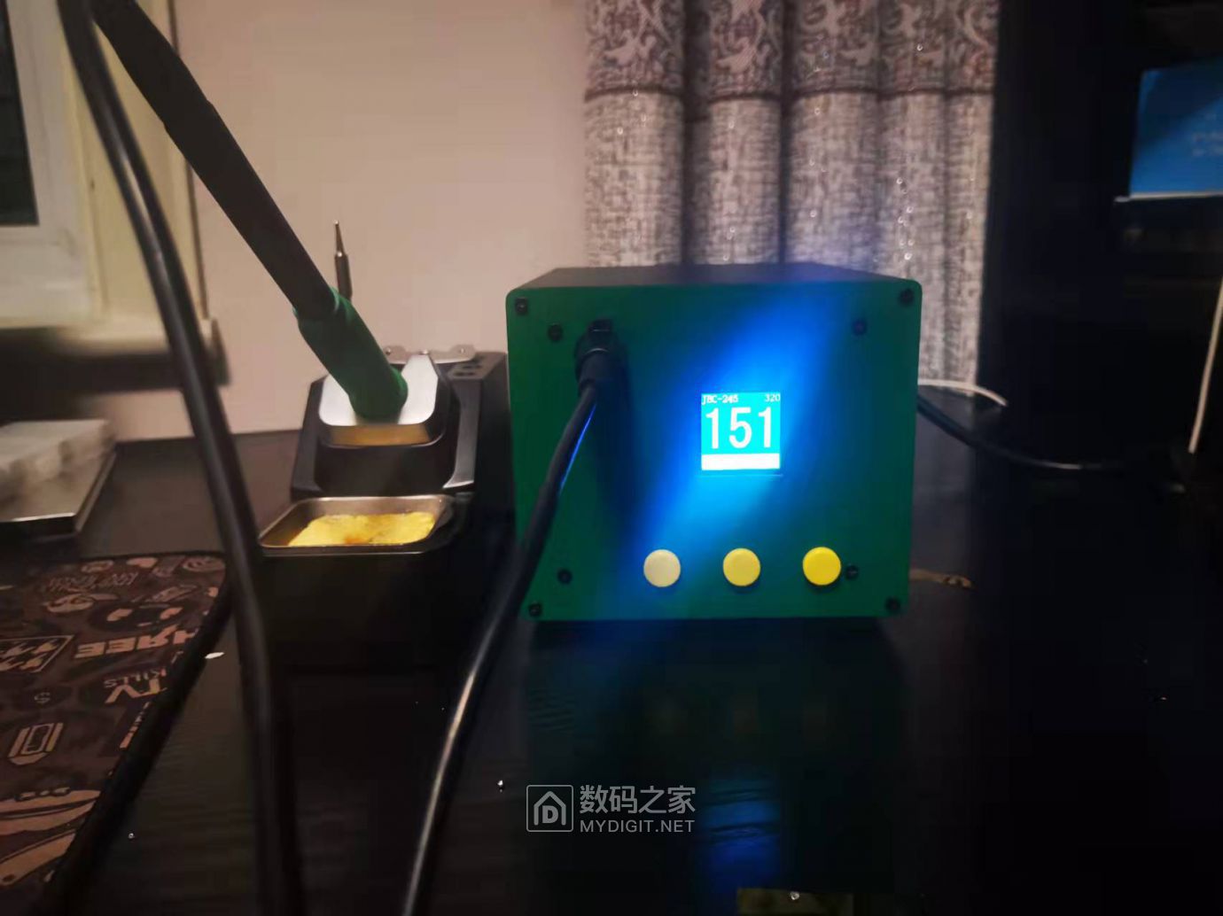 工作的图片，烙铁放在座子上处于休眠状态。