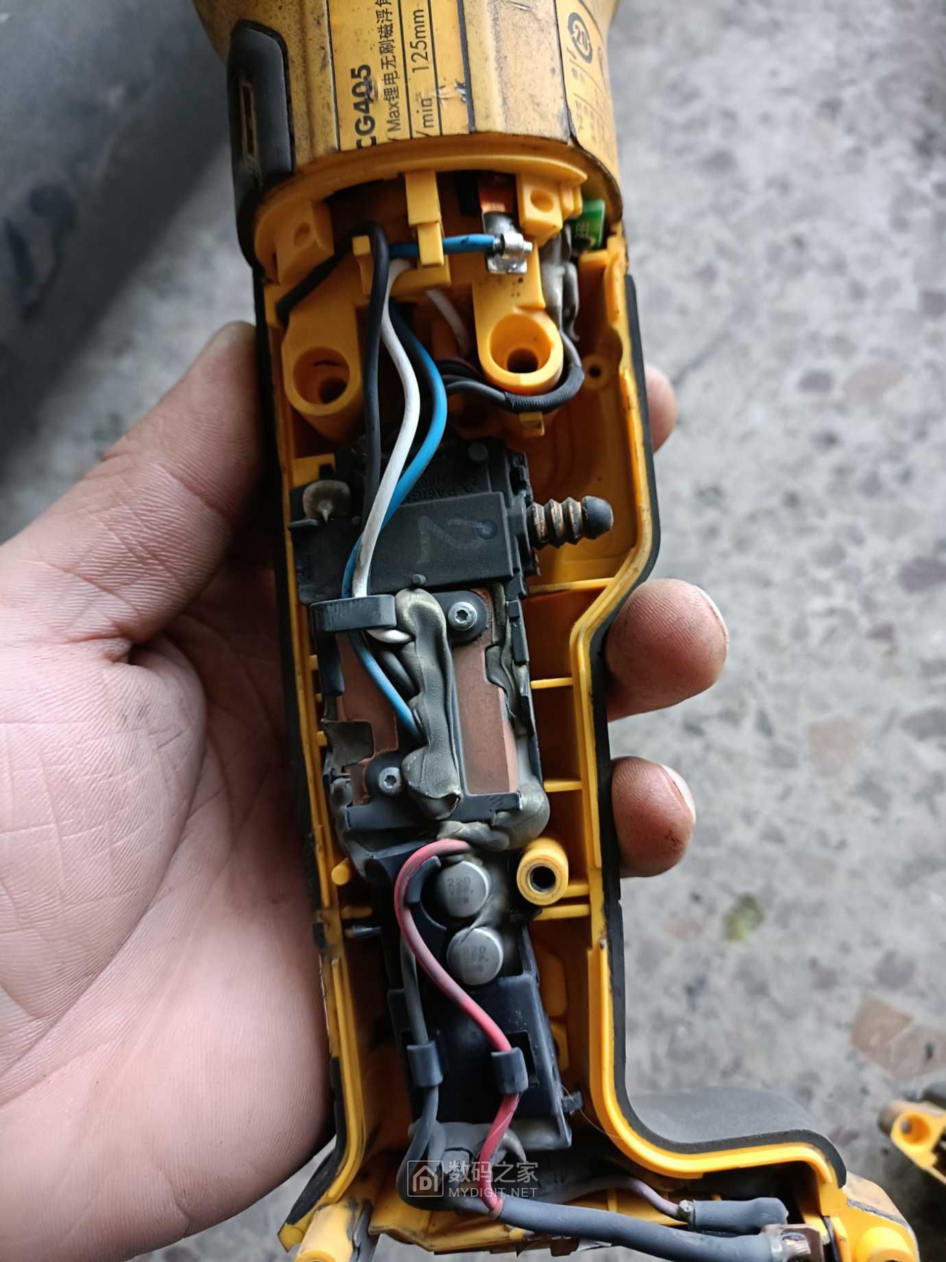 得伟405无刷角磨机用两年了拆开保养一下油都成油泥了