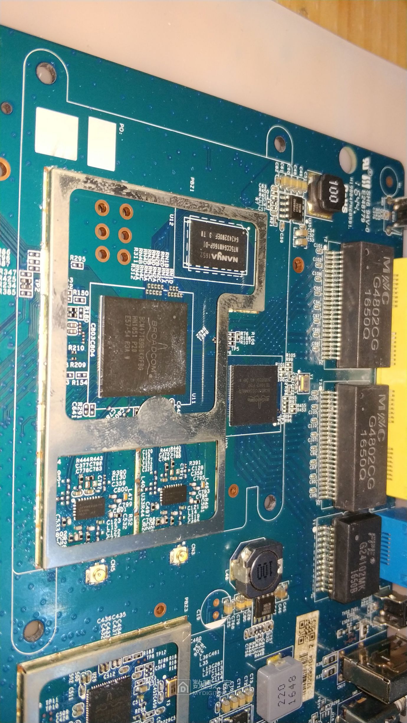 CPU是博通的BCM47189处理器，，跟腾达AC9一模一样的