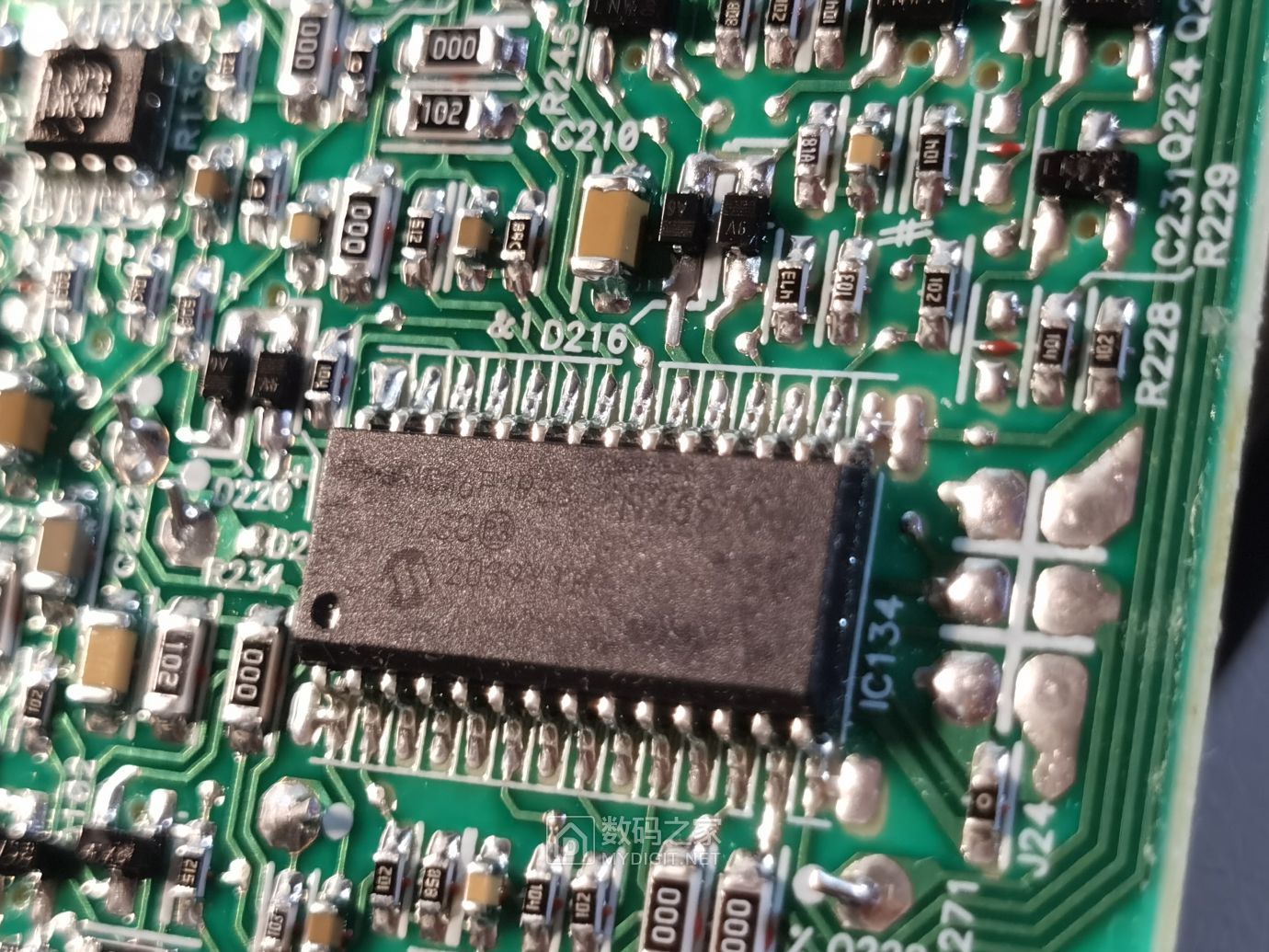 53.DCB118主板背面的Microchip单片机.jpg