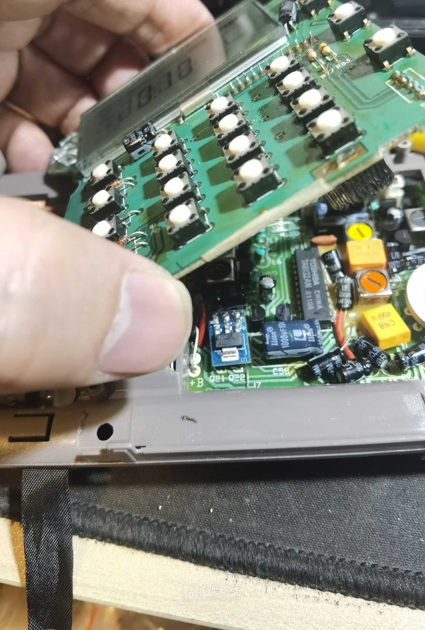 拆修德生pl-757a收音机不开机液晶屏不显示故障 - 拆机乐园 数码之家