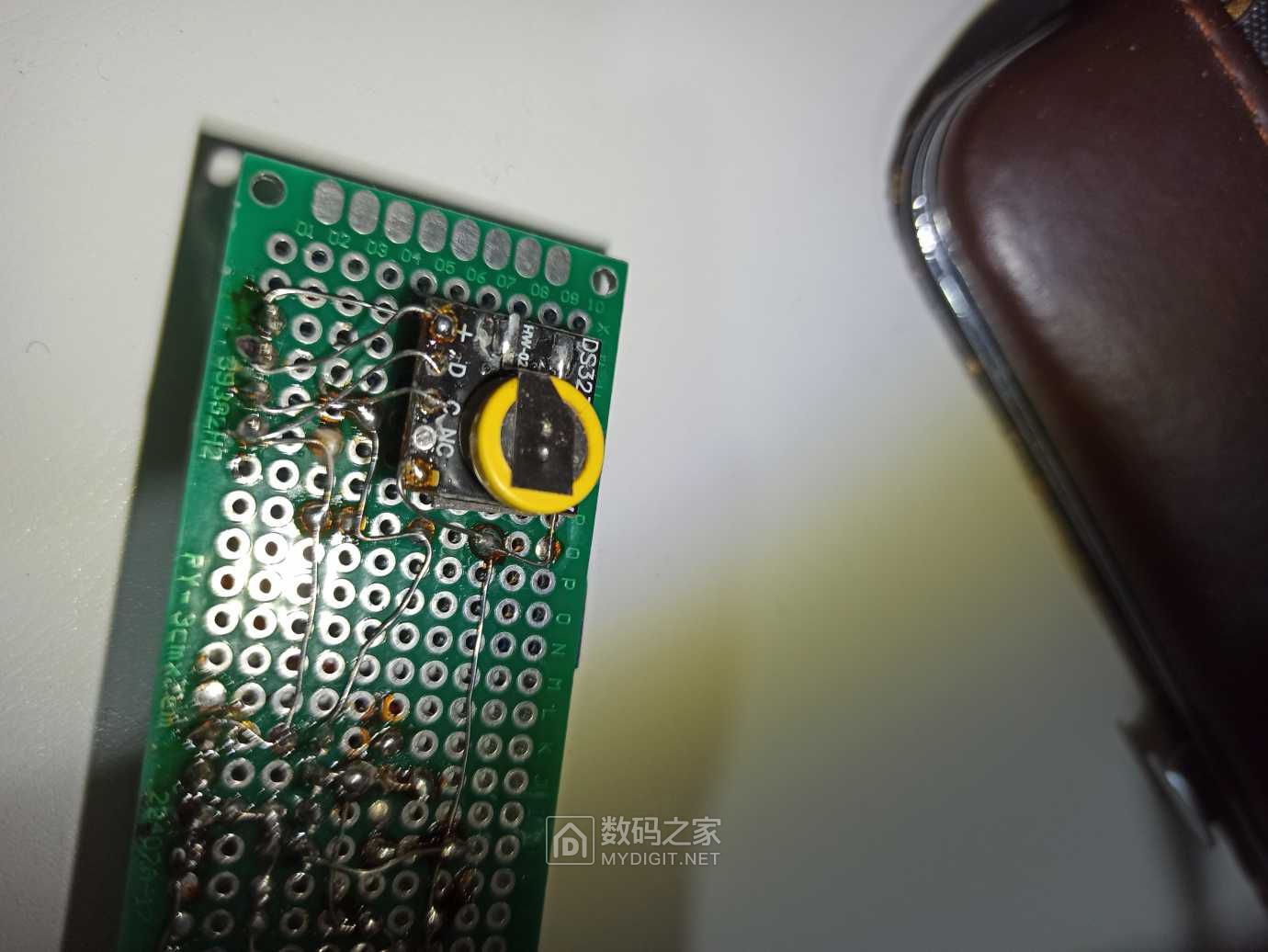 撸个51黑的万年历玩玩 - 我爱单片机 数码之家