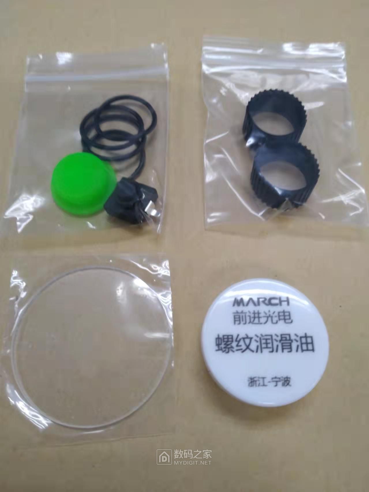 送的小配件贴心！nice!