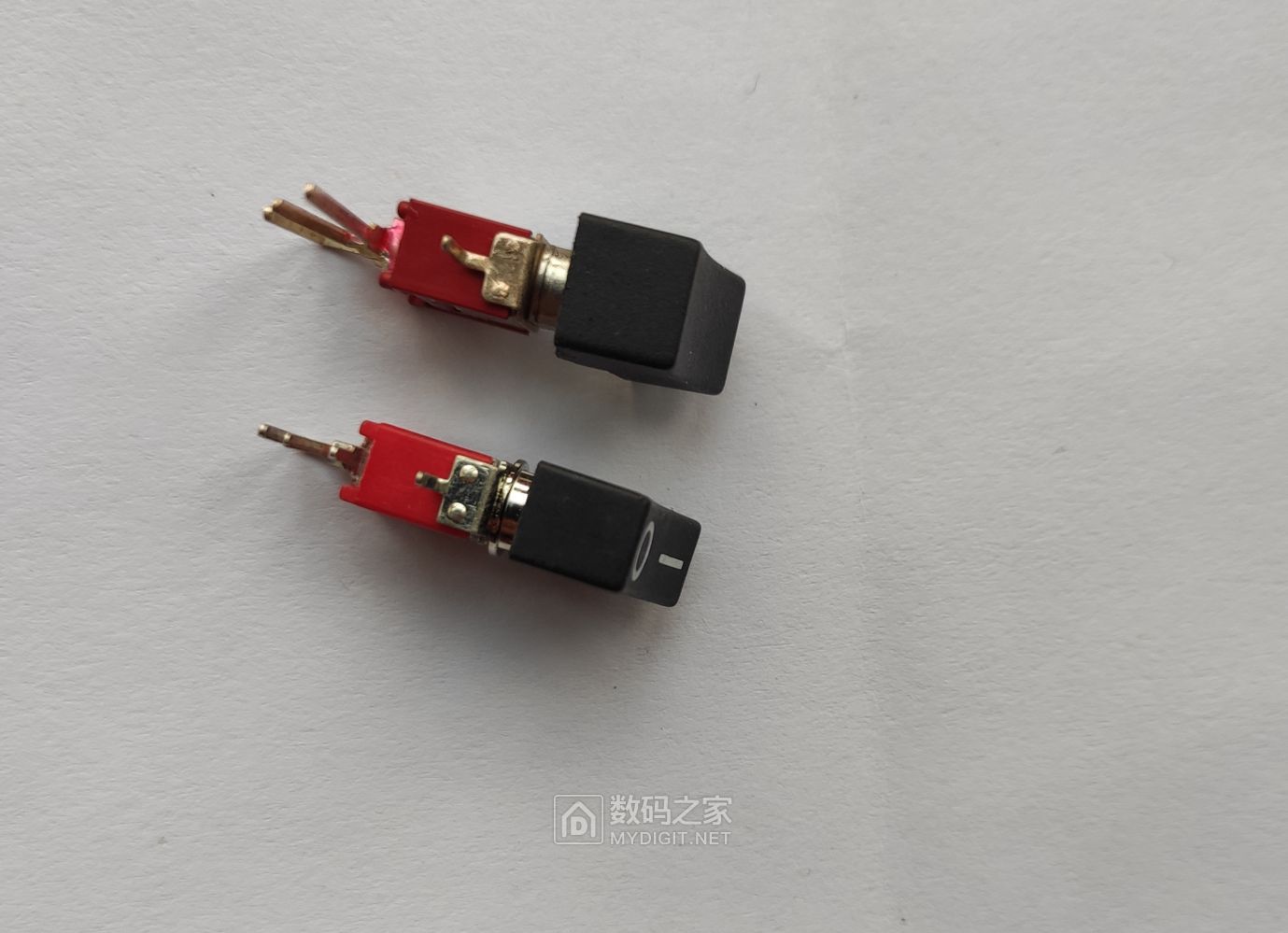 拆解对比2个微型翘板钮子开关/船型开关 - 拆机乐园 数码之家