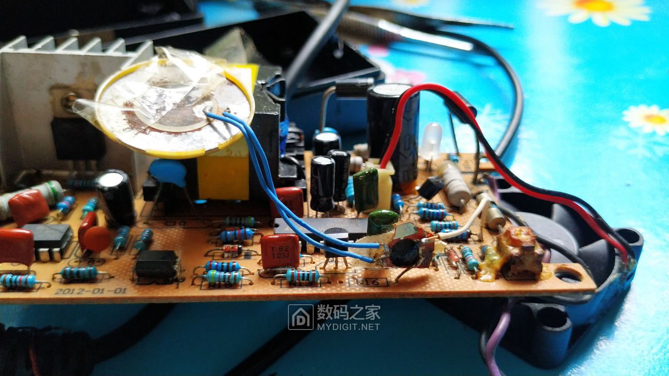 音乐IC安装在充电器内.jpg