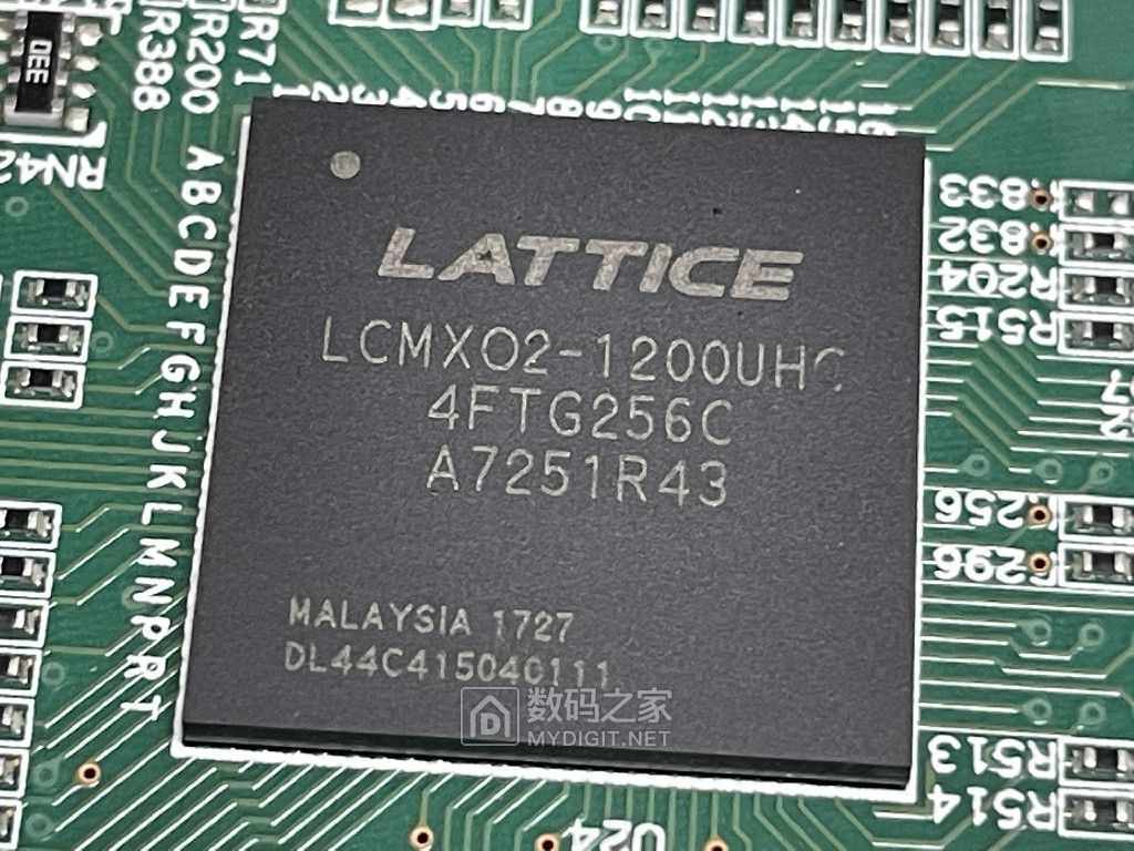 D6   LCMXO640C-3FTN256C 嵌入式 FPGA现场可编程门阵列.jpg