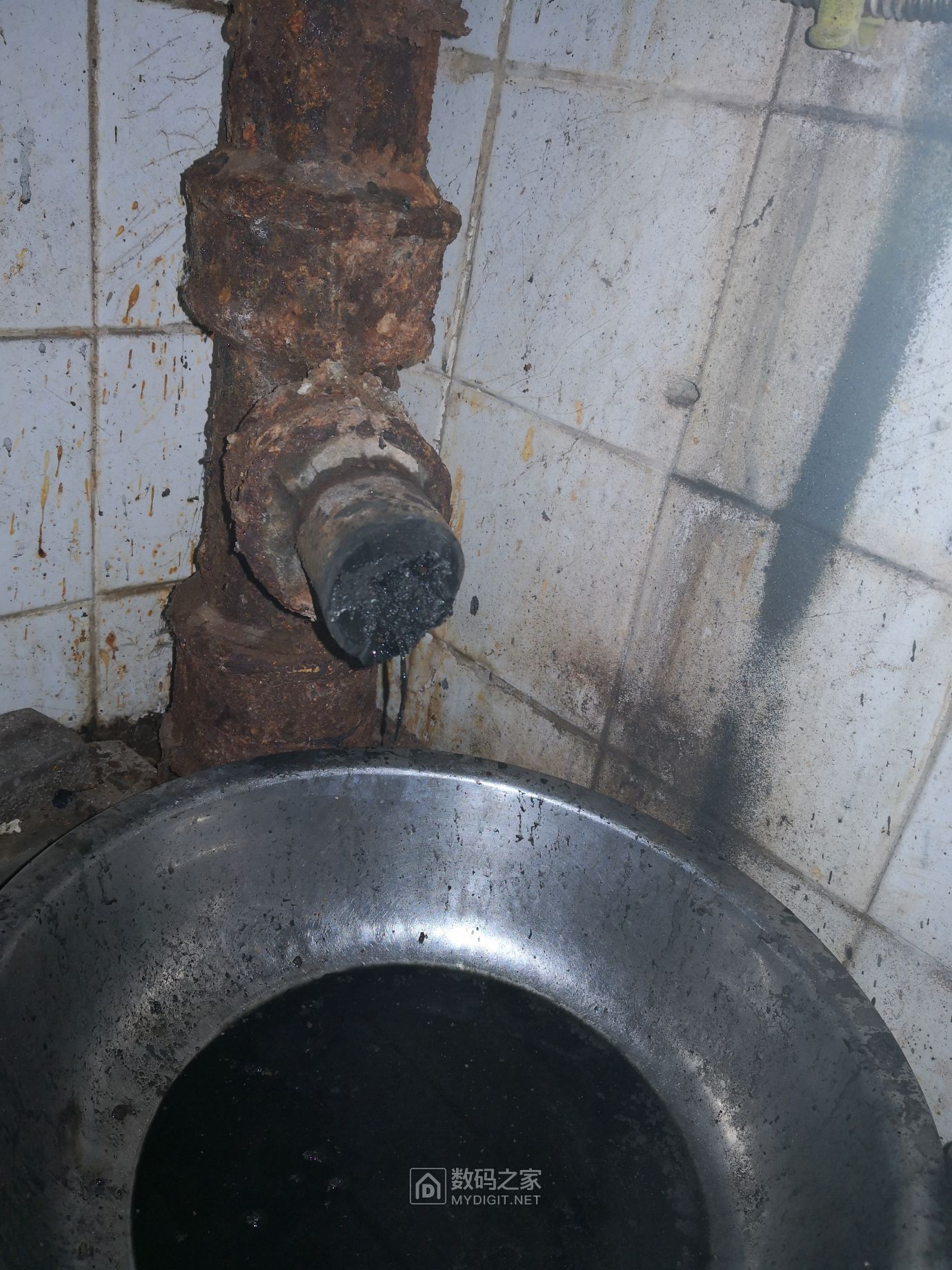 被油污彻底堵塞了