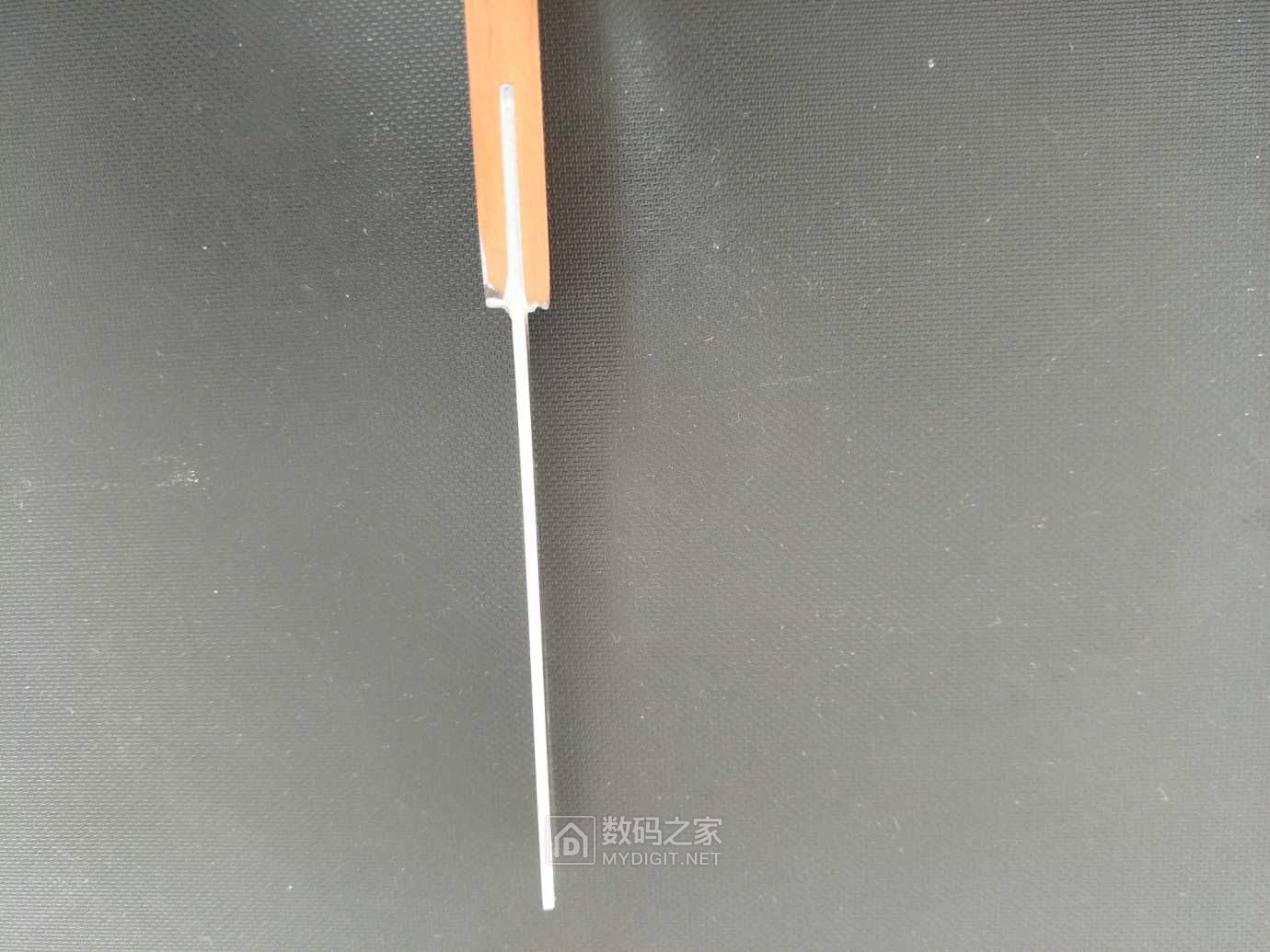 中间用的铸工胶固定，非常牢固。