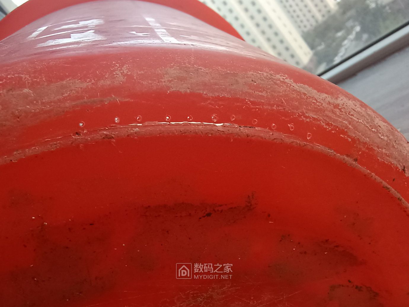 修个漏水的塑料水桶 - 能工巧匠 数码之家