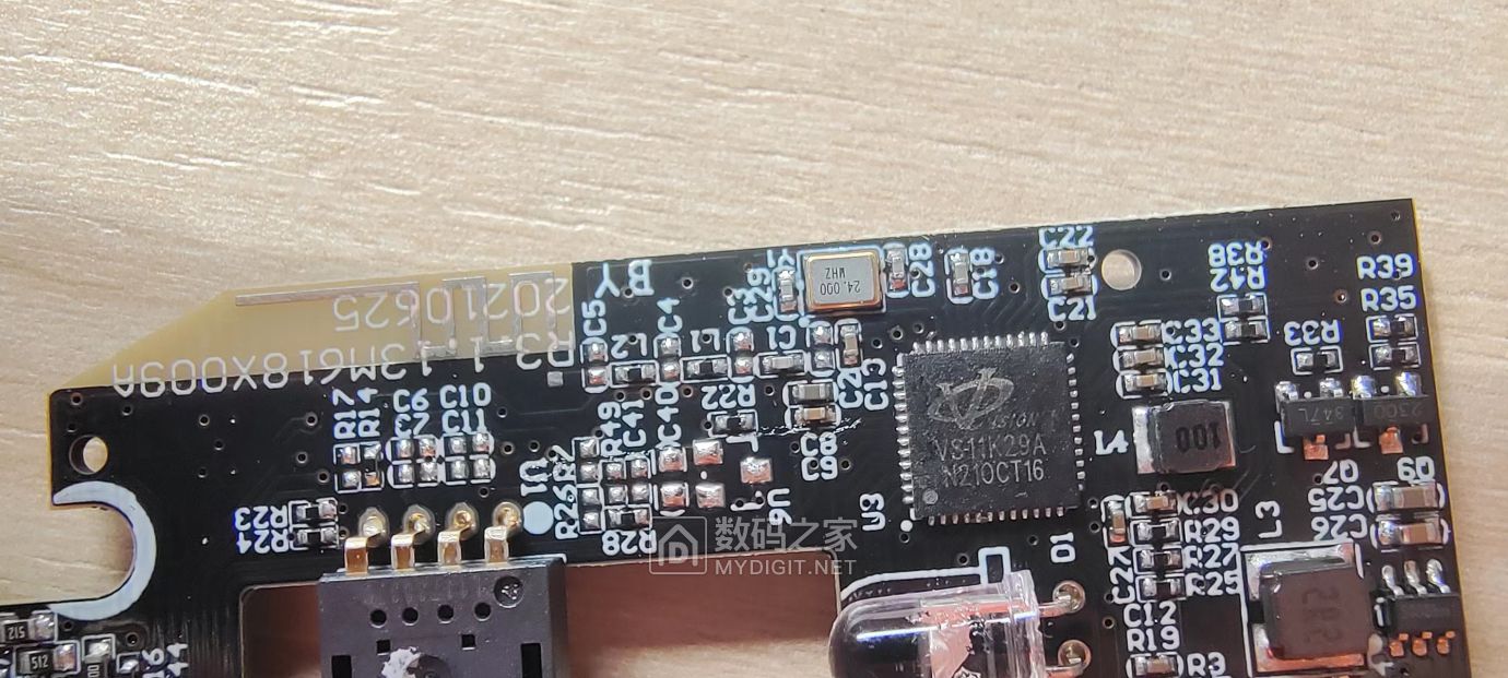 鼠标内部构造  连接主控芯片VS11K29A