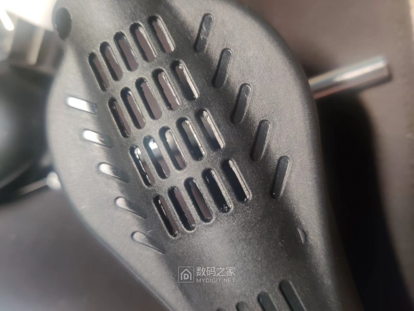 自己用刻刀把孔通了