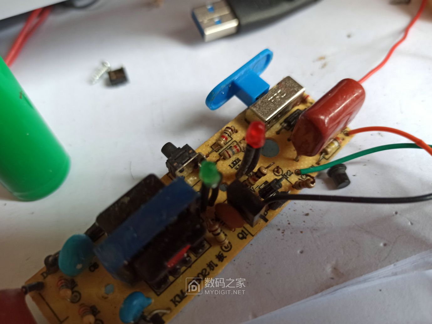 维修损坏严重的2015年康铭km-3810电蚊拍 - 拆机乐园 数码之家