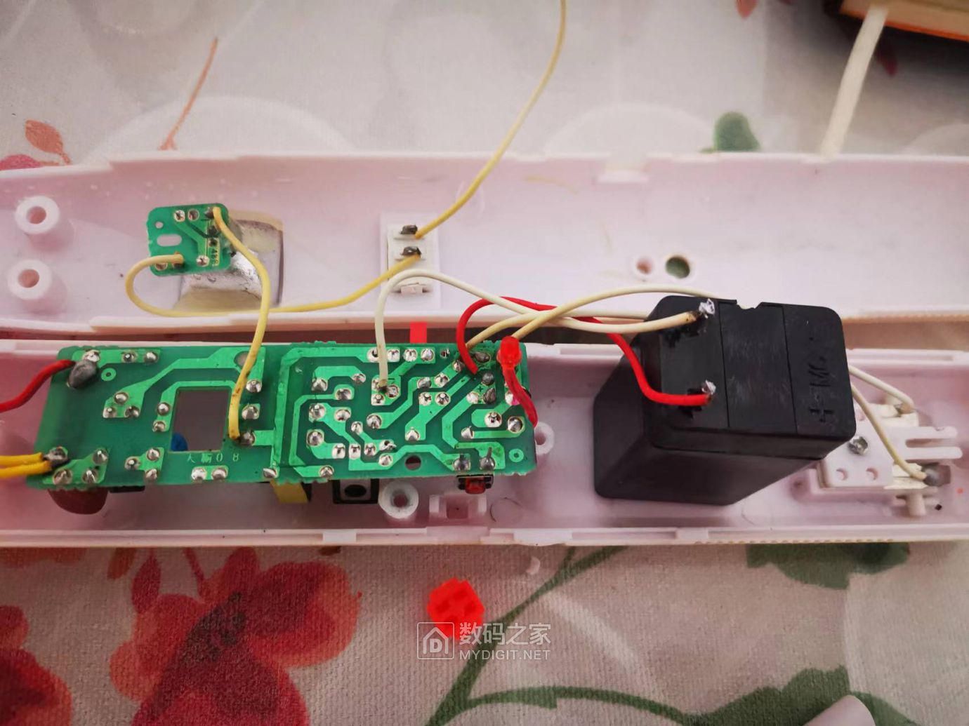 电蚊拍照明灯不亮,线断开了,有懂电路的大佬给看看 - 拆机乐园 数码之