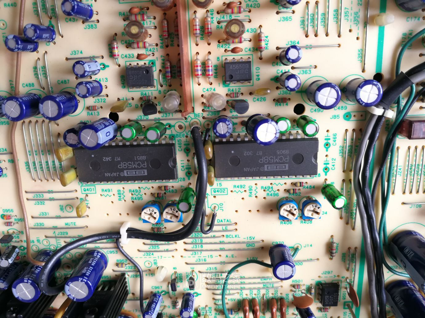 解码器PCM58，每声道一片。