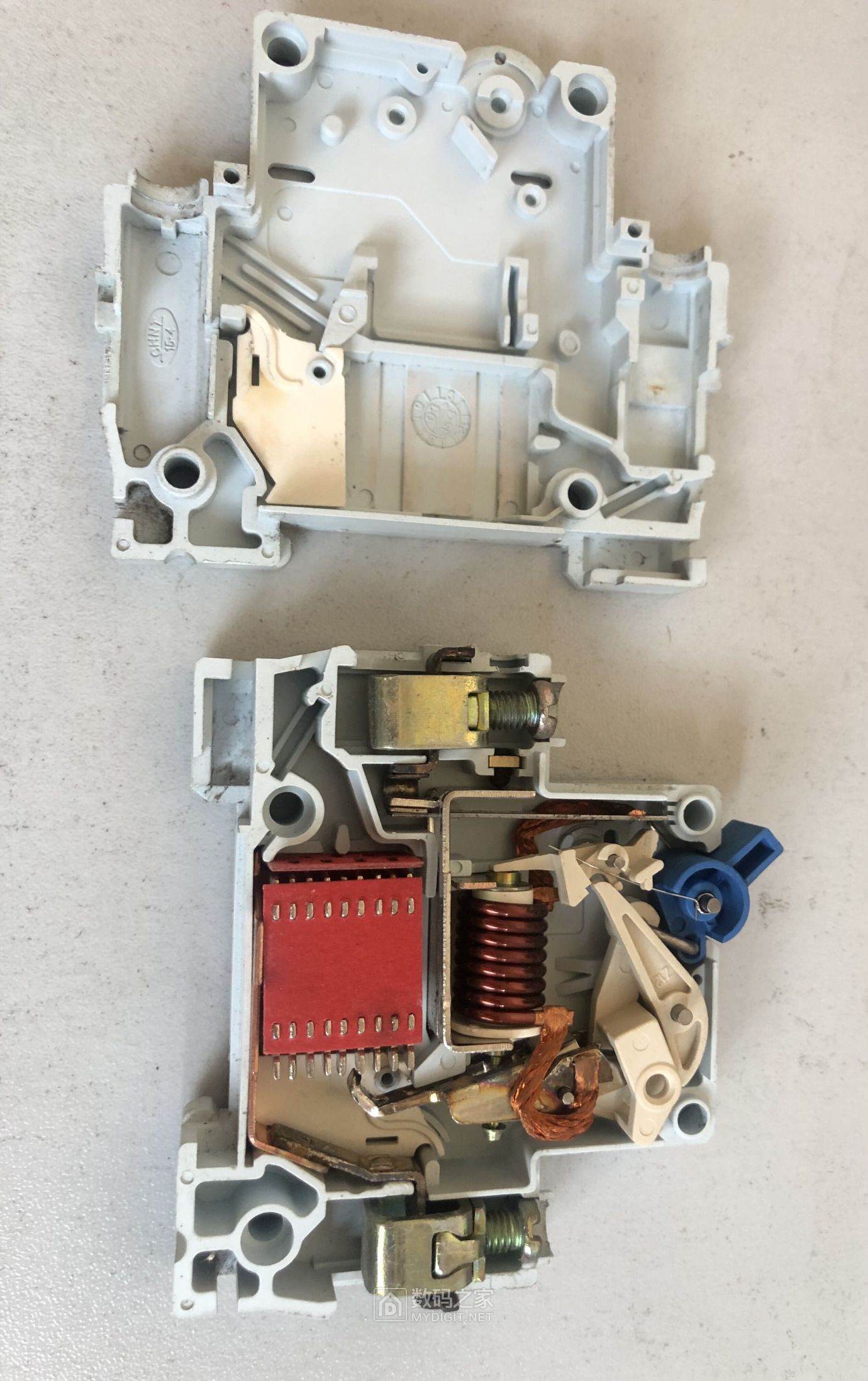 续,拆垃圾堆里面捡的断路器,内部结构