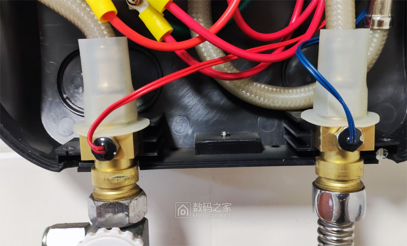 水温传感器，一个是进水水温，另一个是出水水温