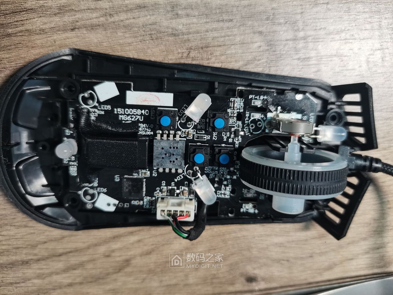 拆掉上盖后的内部图，左右键使用的是光电开关