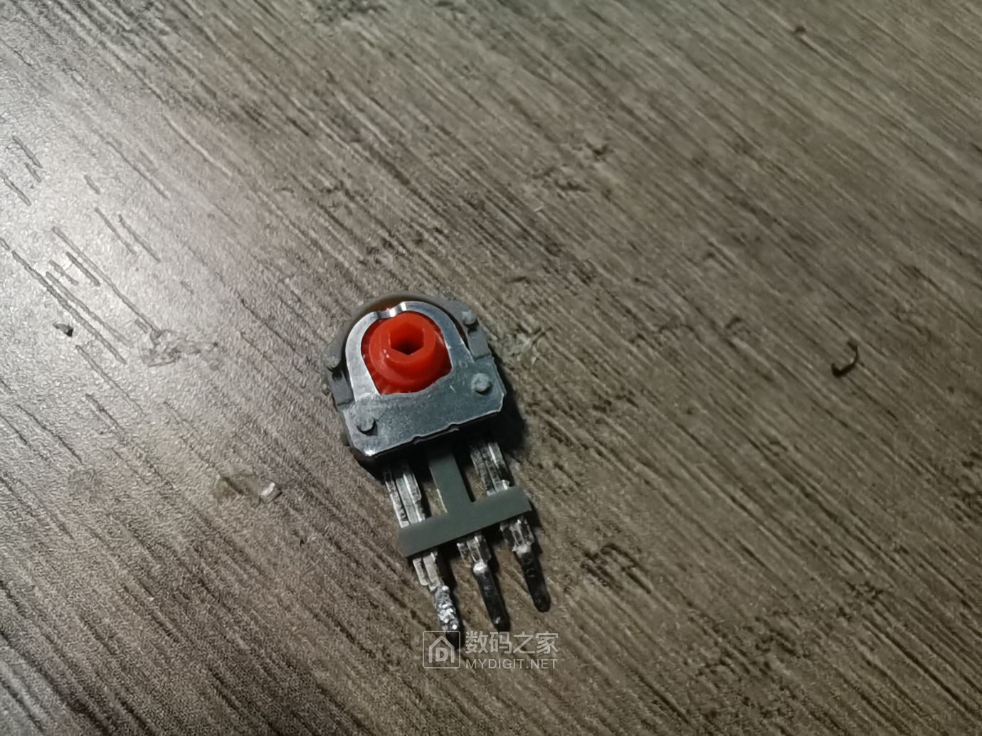 拆下的滚轮编码器部分