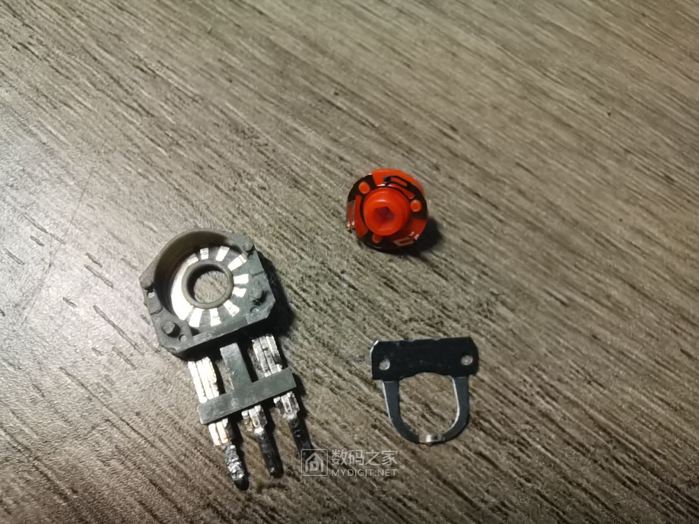 拆开滚轮（清洗过的，没清洗之前挺脏）
