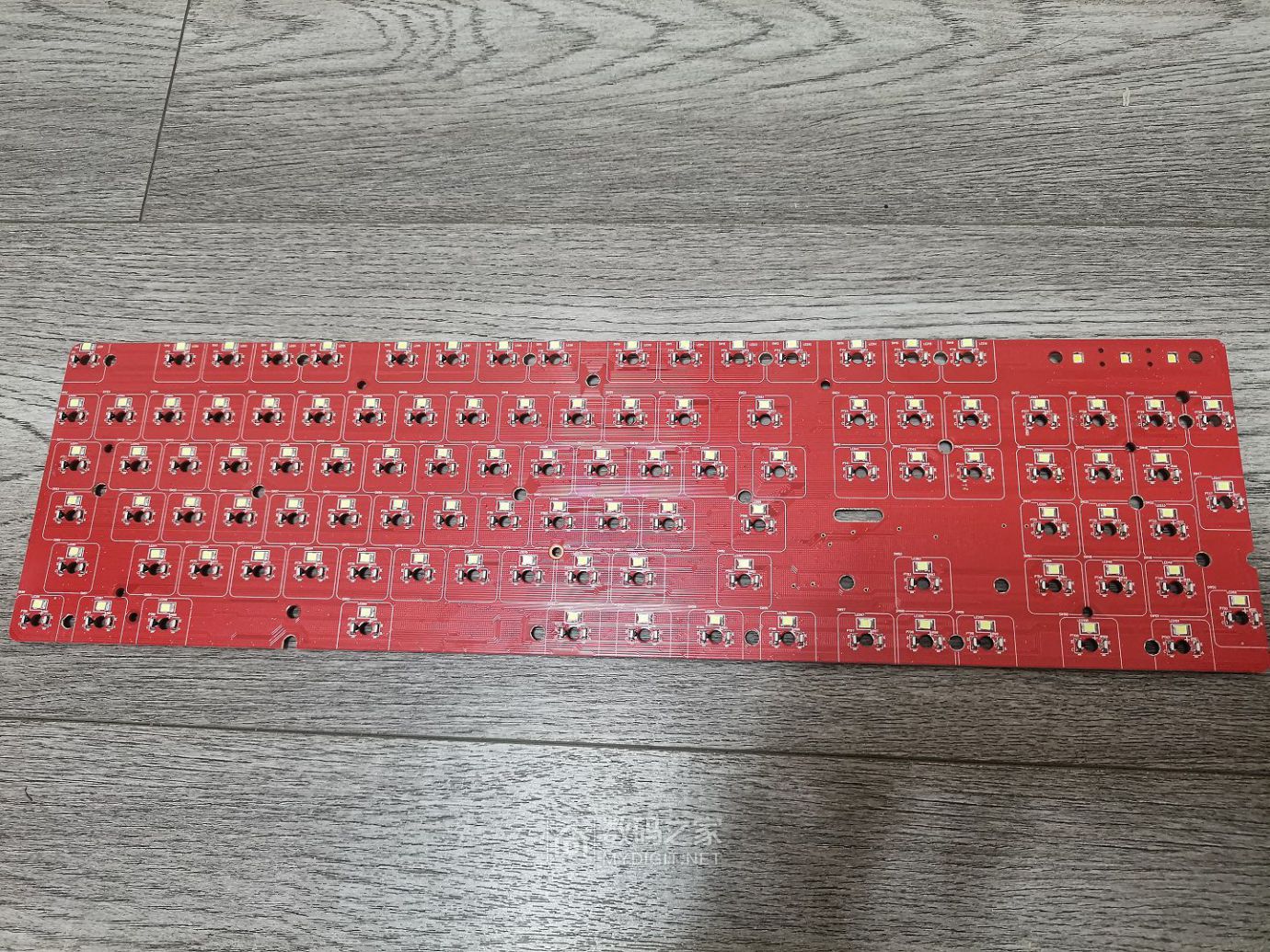 顺带给大家看看腹灵光魔6光轴键盘的PCB