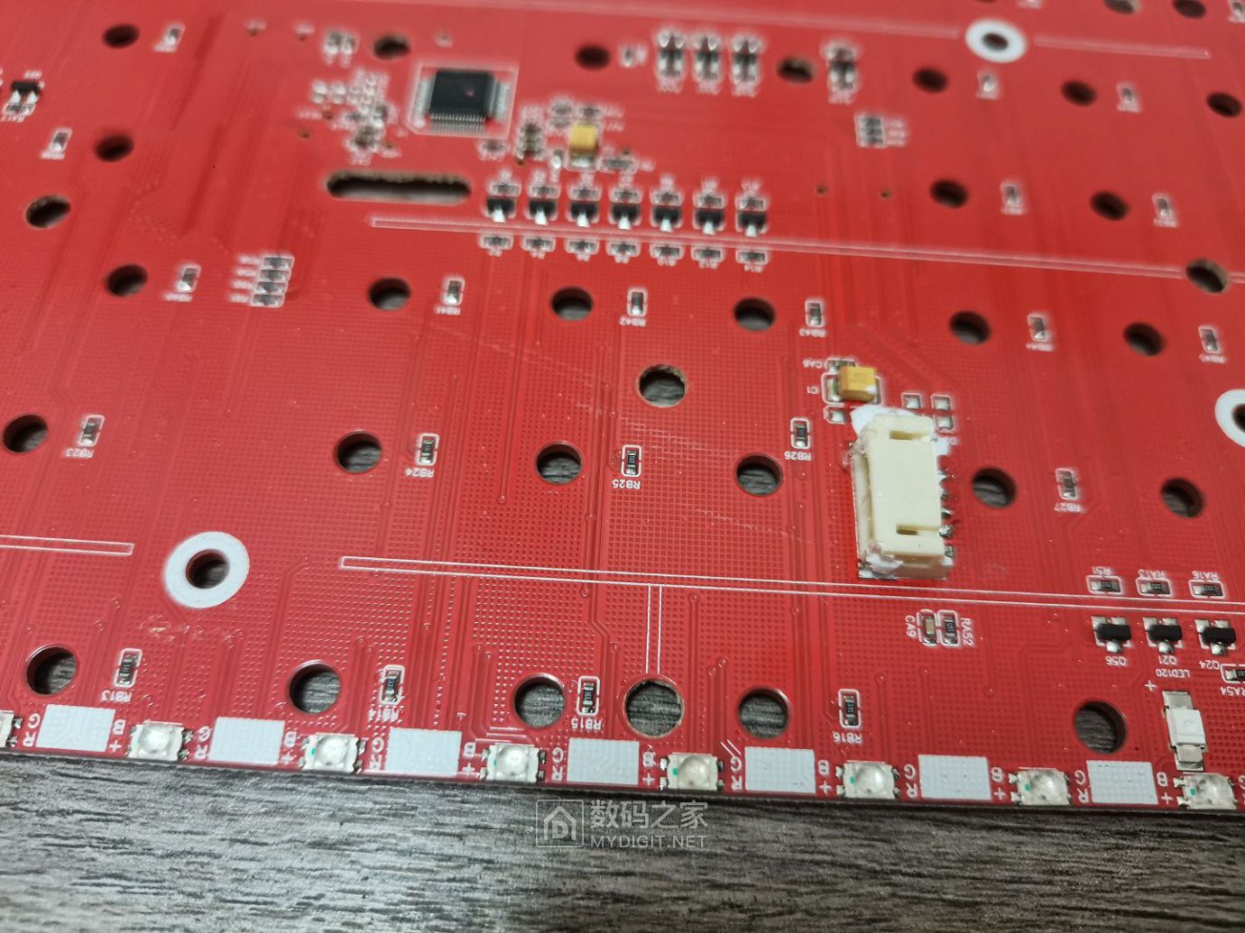 背部边缘RGB灯珠