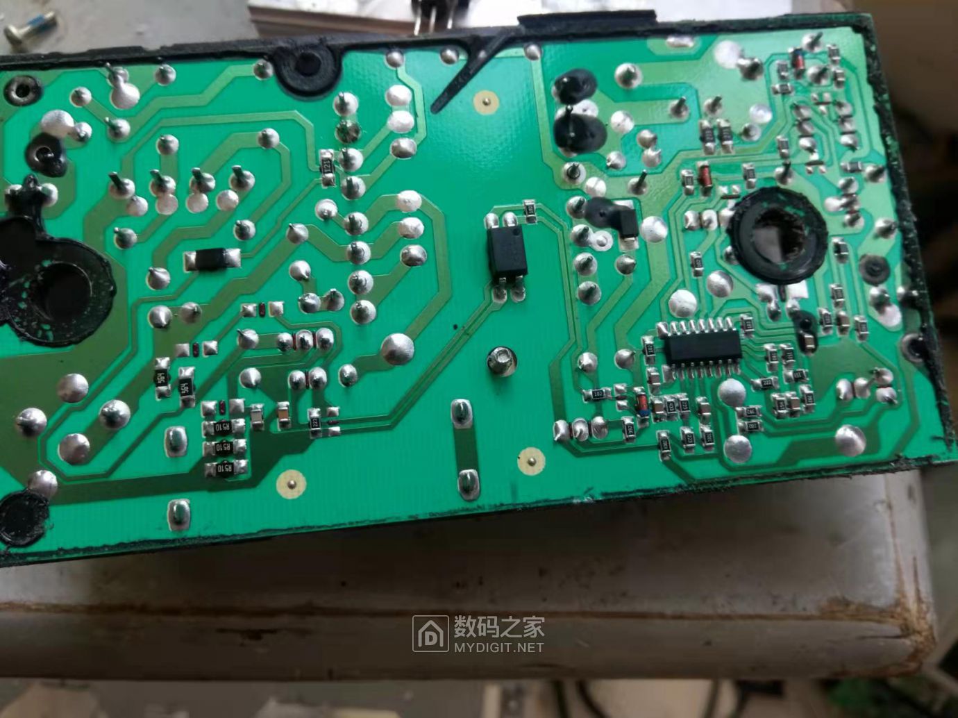 邻居拿来一个全灌胶的新日电动车充电器，不亮灯，查大电容有324v电压。 - 拆机乐园 数码之家