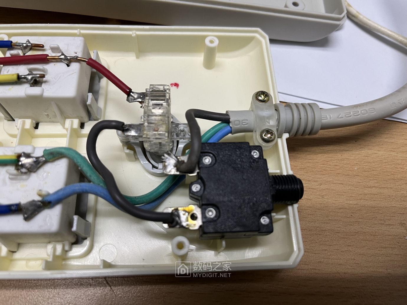 拆一个公牛gn-b15d/16a max 250v排插换线,原来的线被剪了.