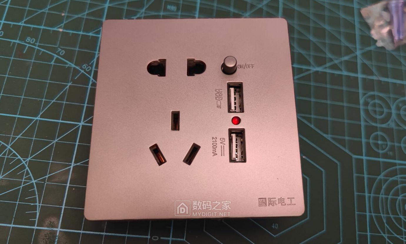 拆一3.4元的国际电工usb面板插座 - 拆机乐园 数码之家