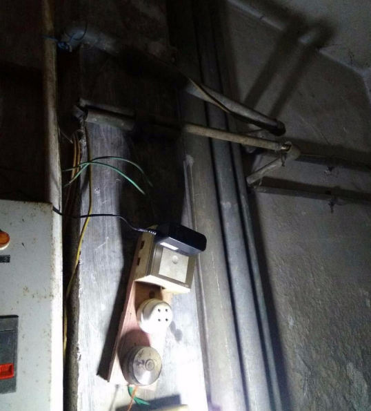 在泵房安装一个电源插座，外挂辅助控制器要用电。