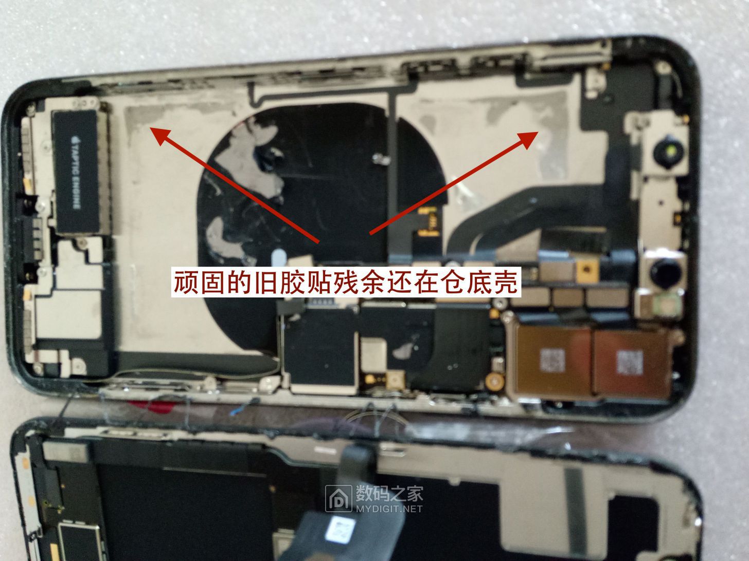 13、撬掉电池后的电池仓.JPG
