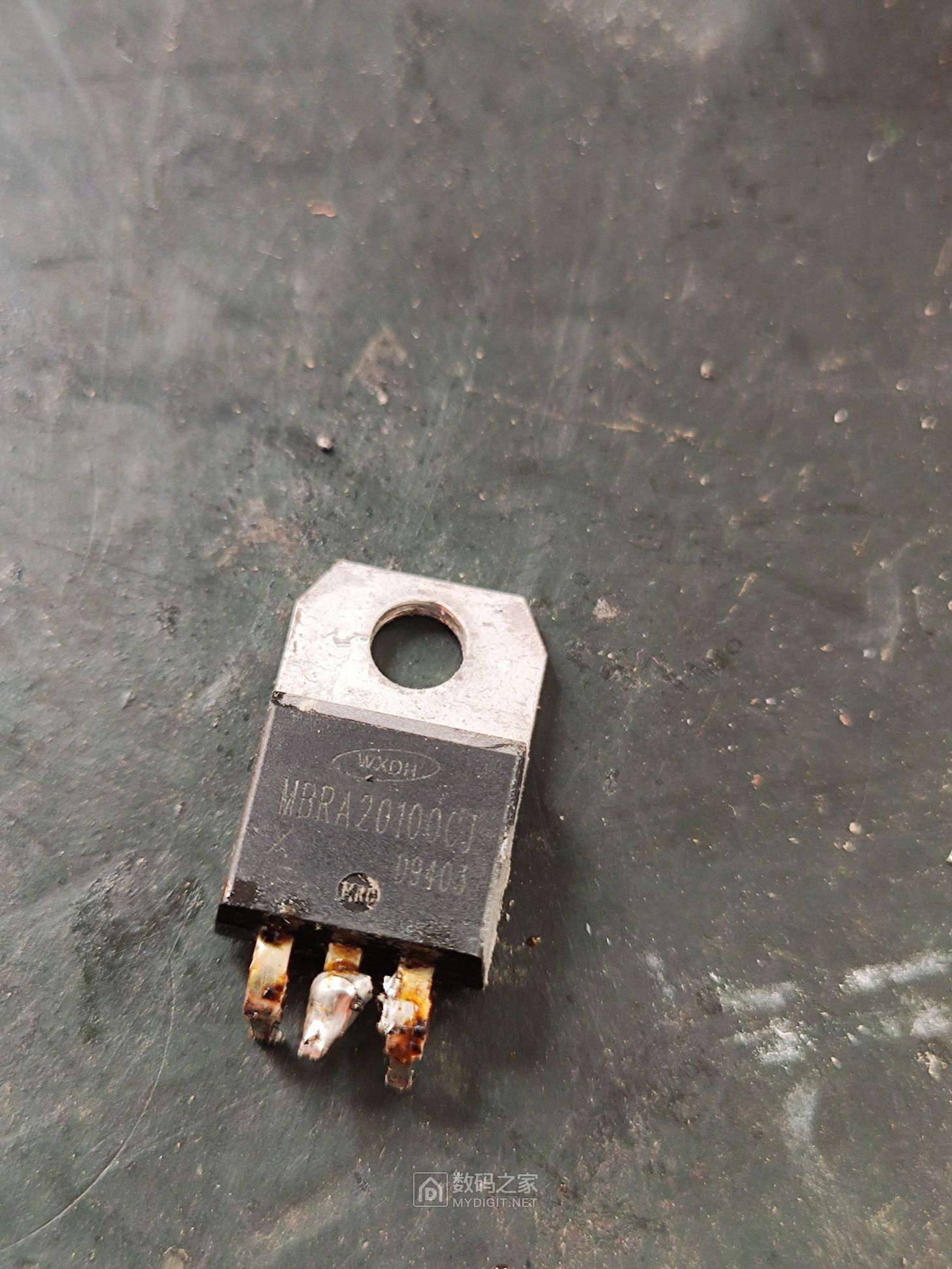 查了一下说是肖特基二极管