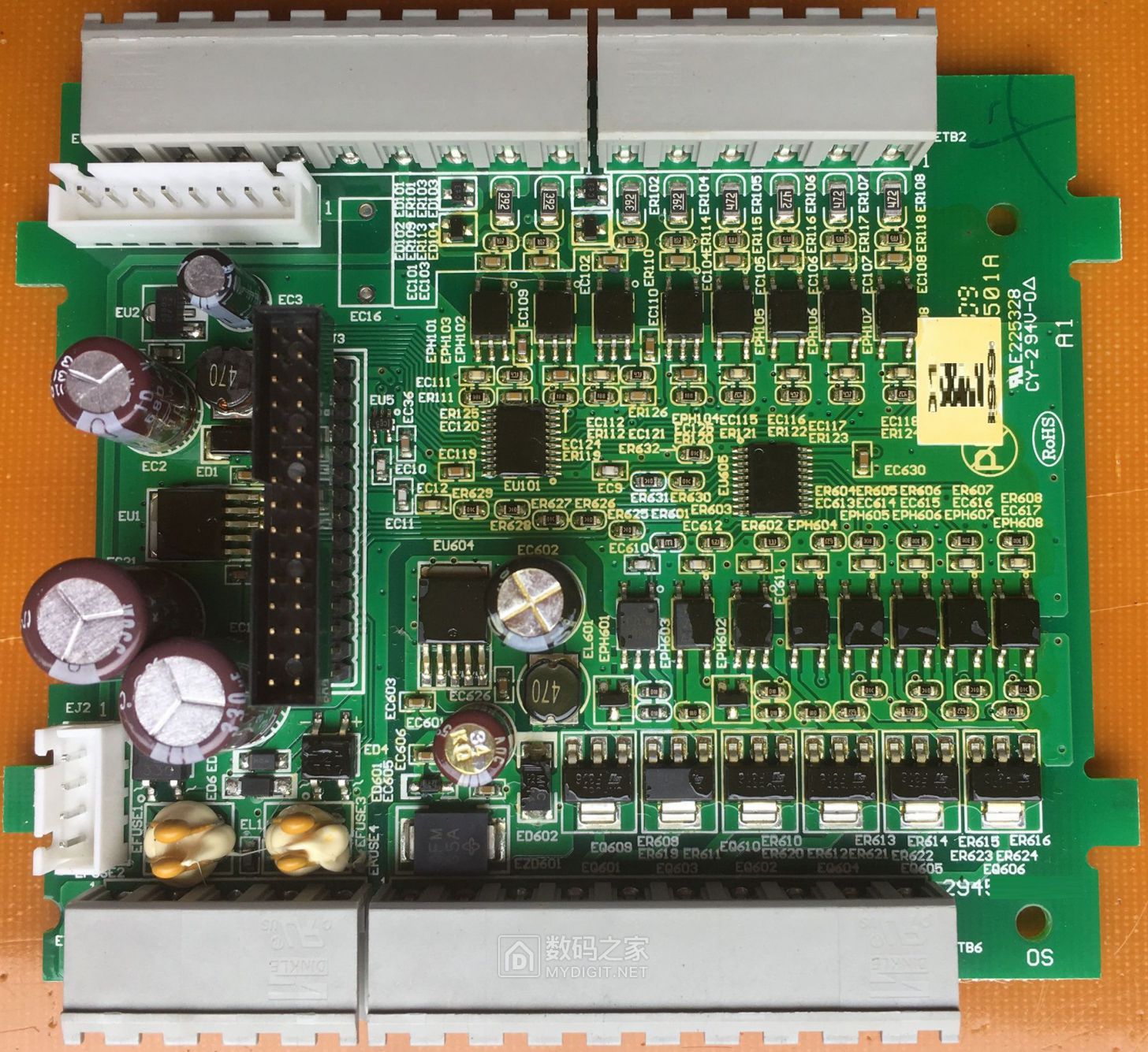 台达DELTA第二代ES2系列小型PLC DVP16ES200T拆解 - 行业拆客 数码之家
