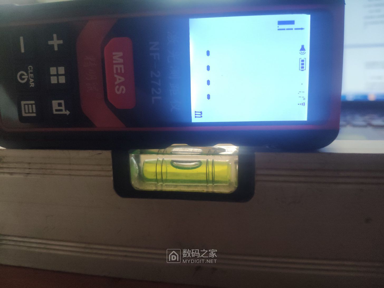 水平对比