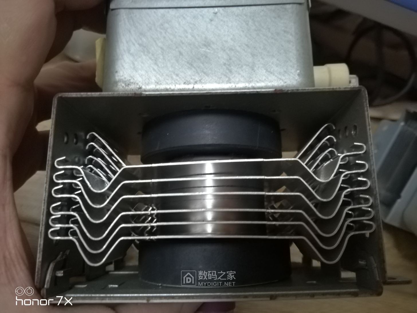 两边磁芯都有烧裂痕迹