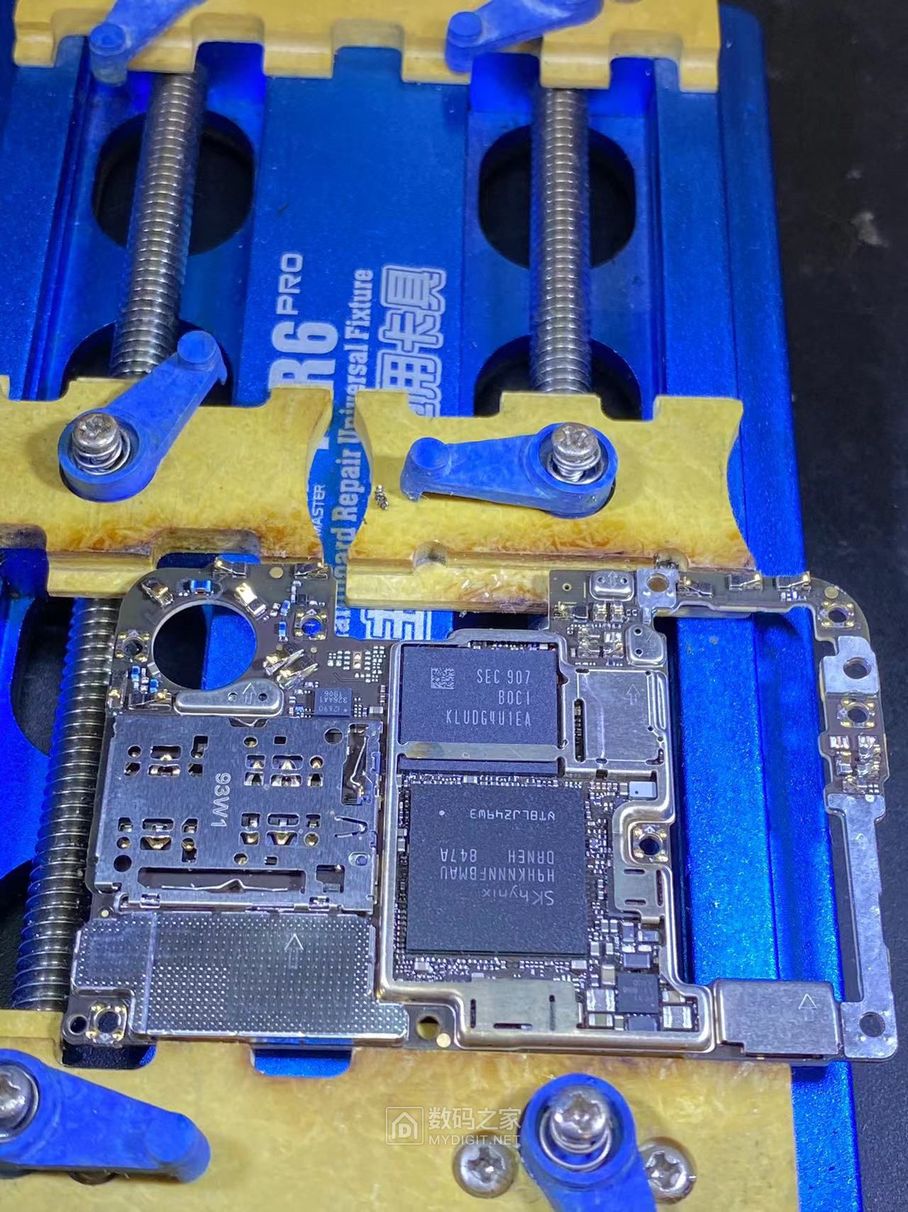 华为P30不开机卡HUAWEI界面-CPU虚焊引起的故障维修 - 维修达人 数码之家