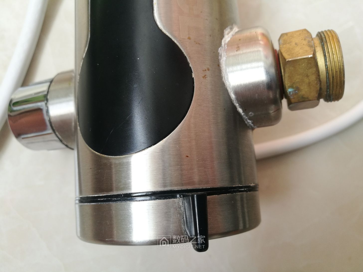 请教高人,tcl这个电热水龙头如何拆开?