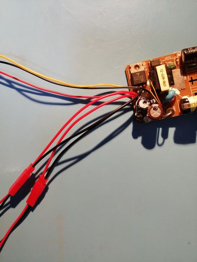 在充电头电路板的空处加一只NPN的三极管，控制LED灯板的通断
