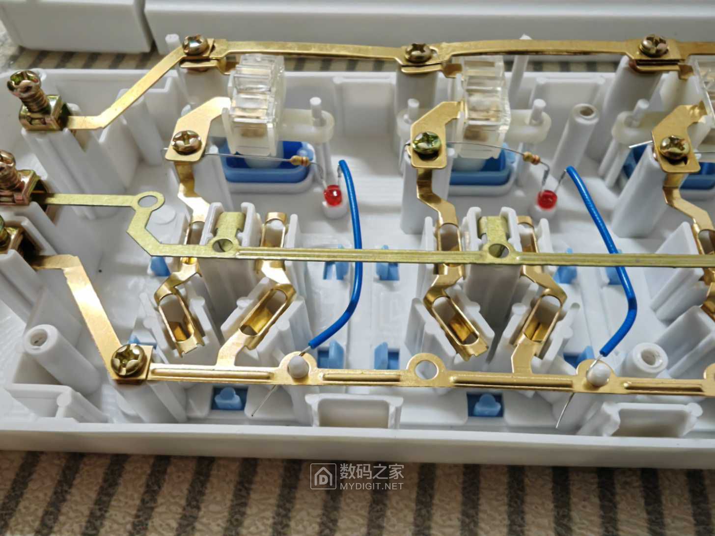 拆解并加强劣质排插 - 拆机乐园 数码之家