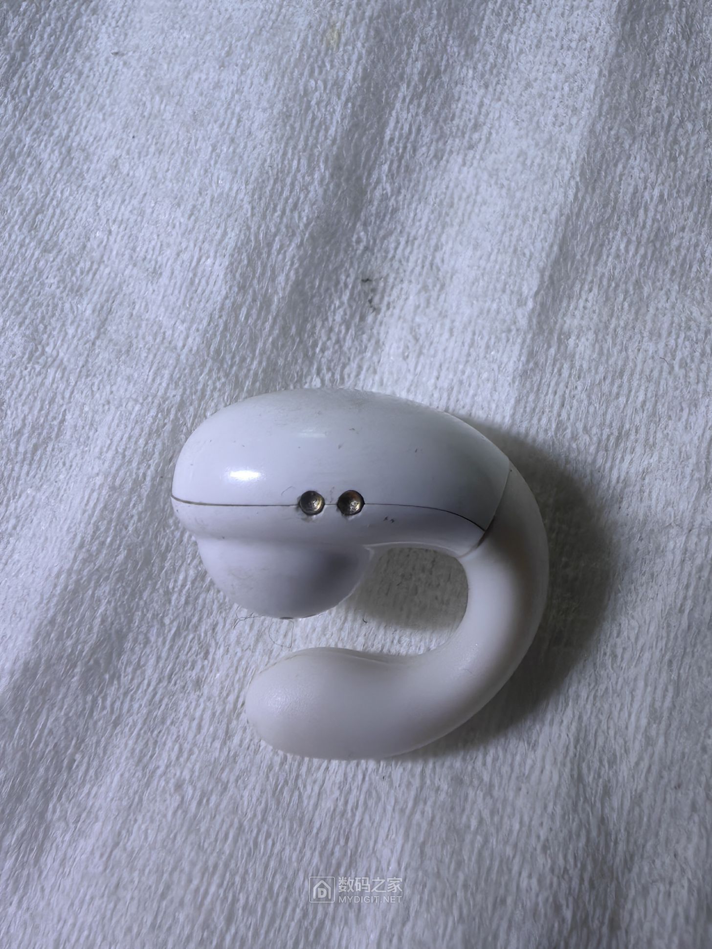 今天在酒店门口捡到的蓝牙耳机，还能与手机蓝牙连接，音效不错。