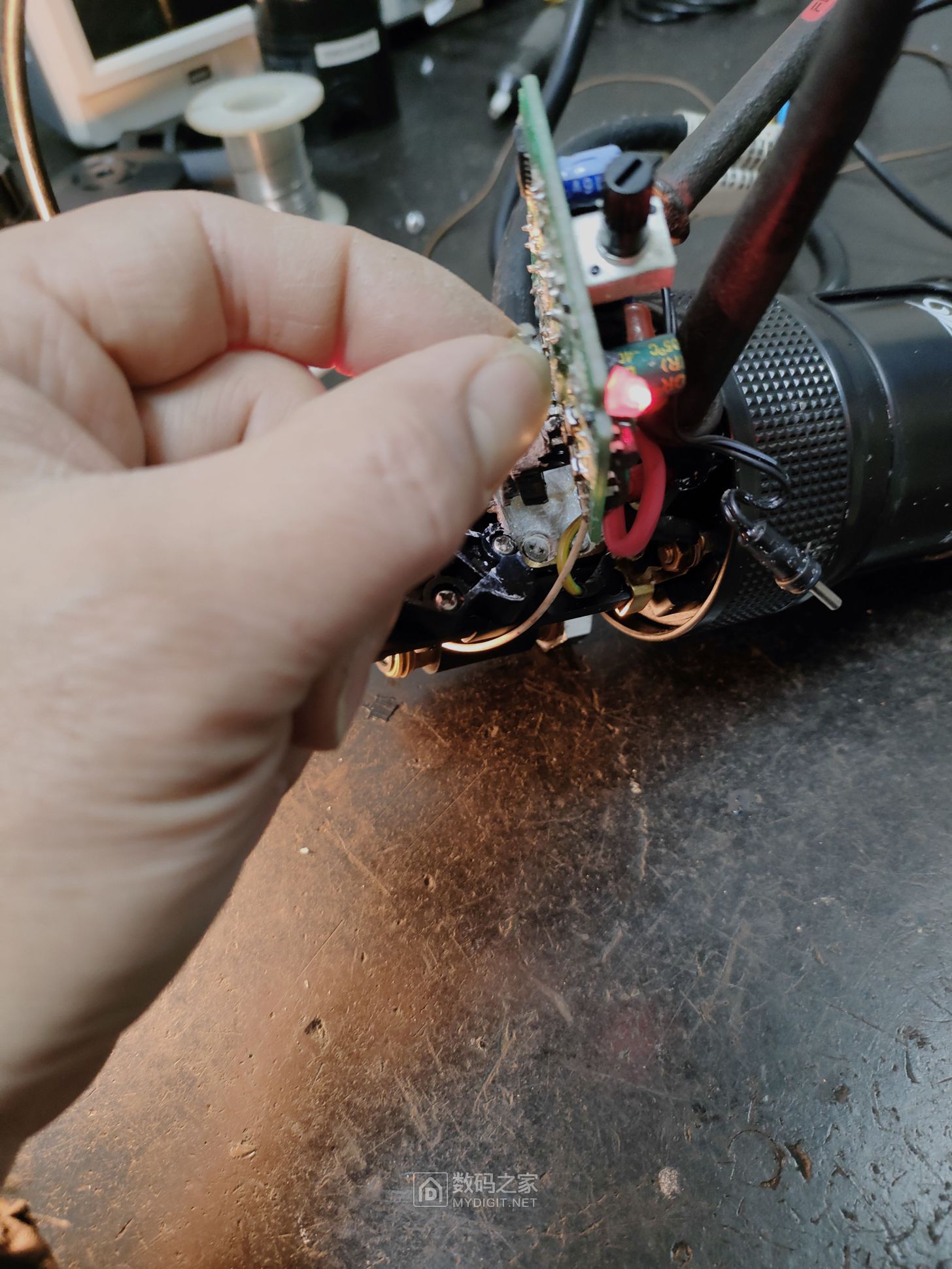 达到设定温度红灯常亮绿灯熄灭