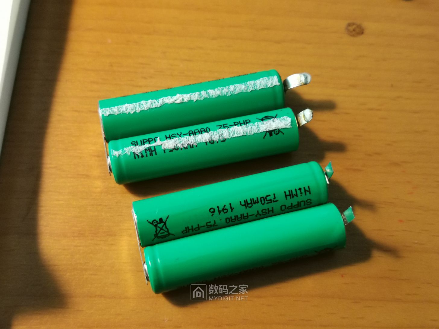 新旧电池对比，上面两个是旧电池，7号镍氢电池
