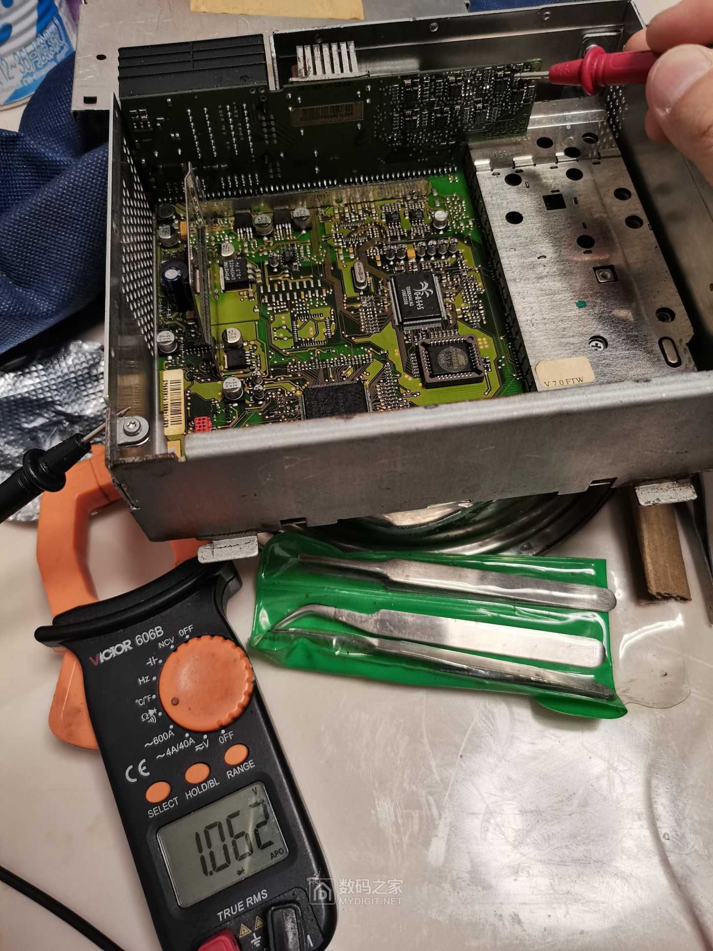 宝马e39后面两个喇叭不响了,音频模块拆修