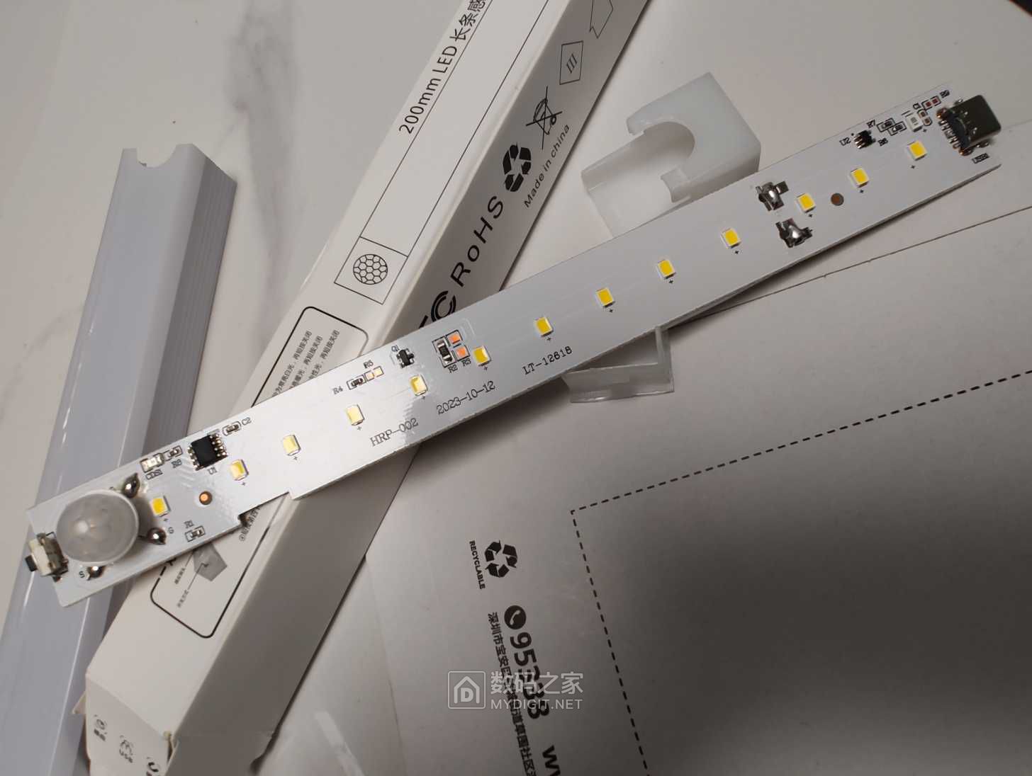 20cm LED长条感应灯拆解并替换电池 - 拆机乐园 数码之家