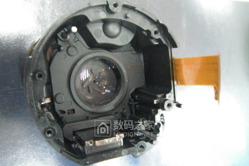 19 拆除后镜片就可以看见调焦腔可以见到两条调焦镜片滑动的导杆、驱动线圈及磁铁.jpg