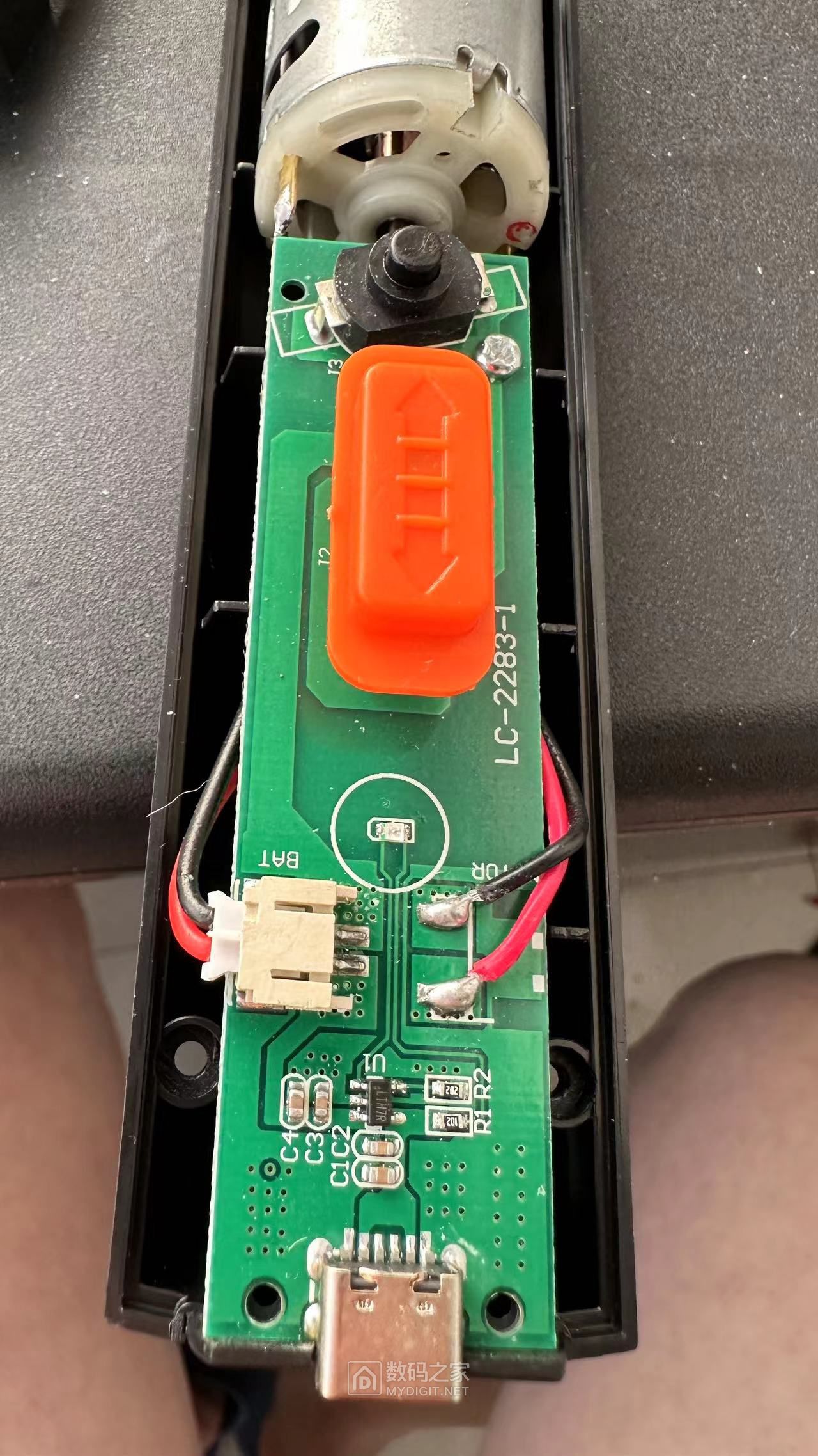 就一片充电管理，电机是通过换向开关直接接在电池两端