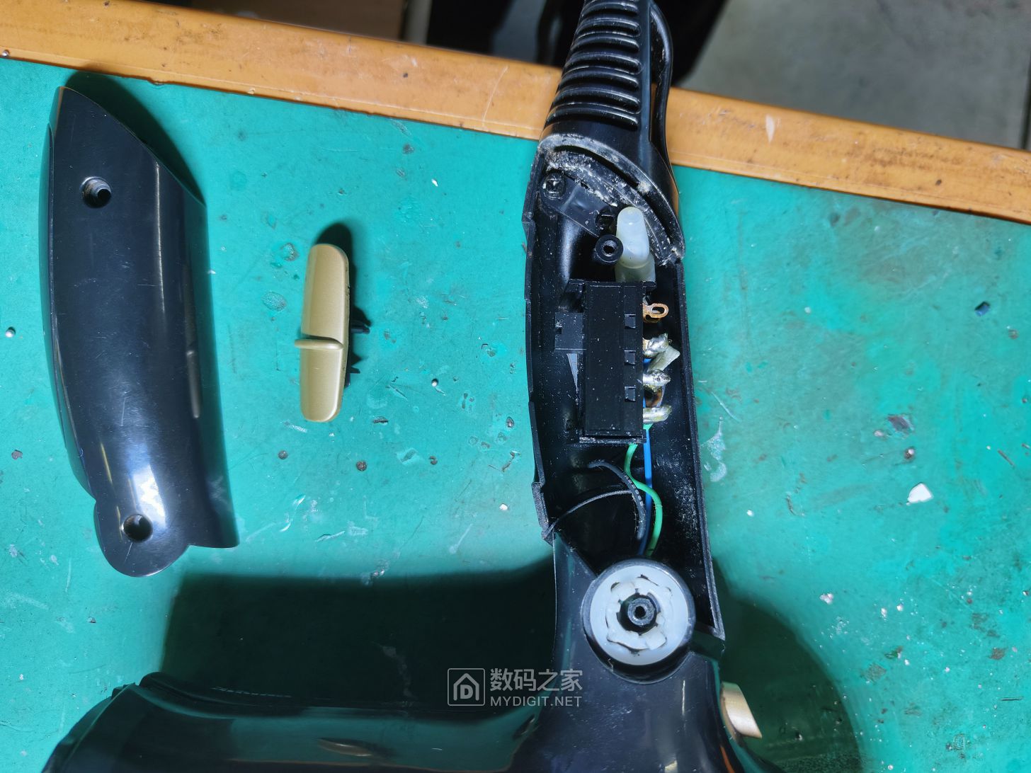 下了螺丝就可以打开了