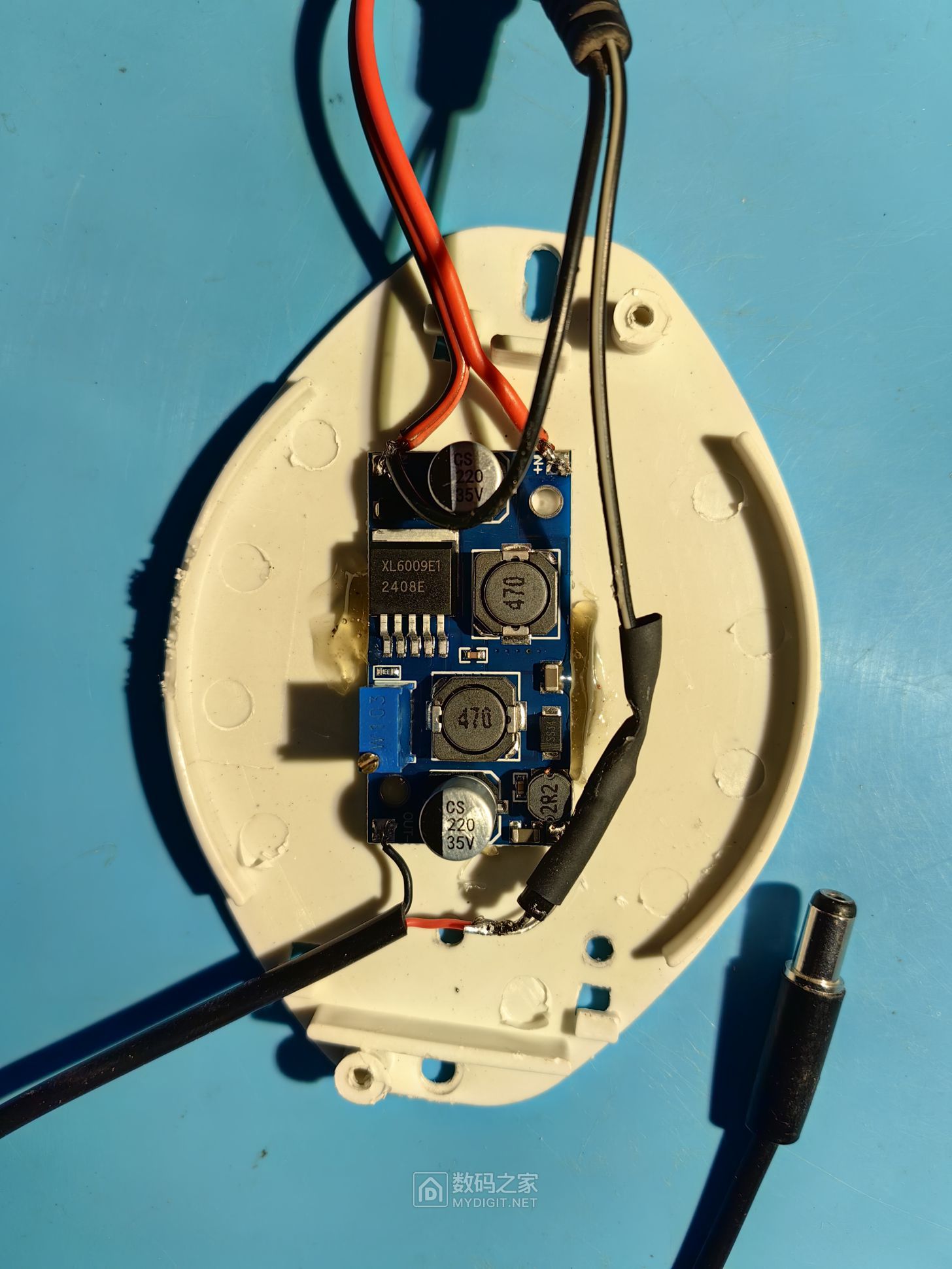 模块装在镇流器作外壳内