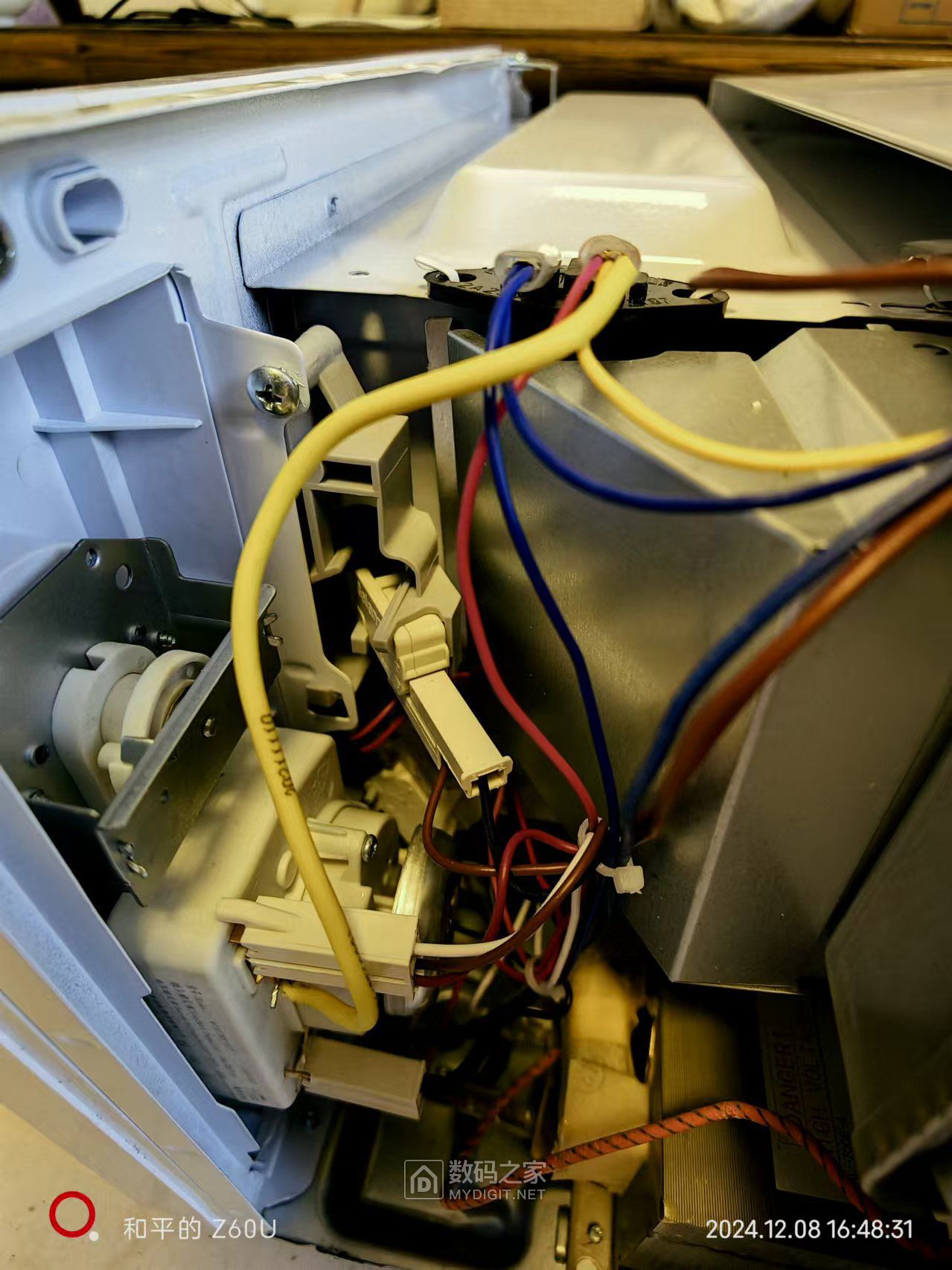 6、微波炉指示灯这里有220V